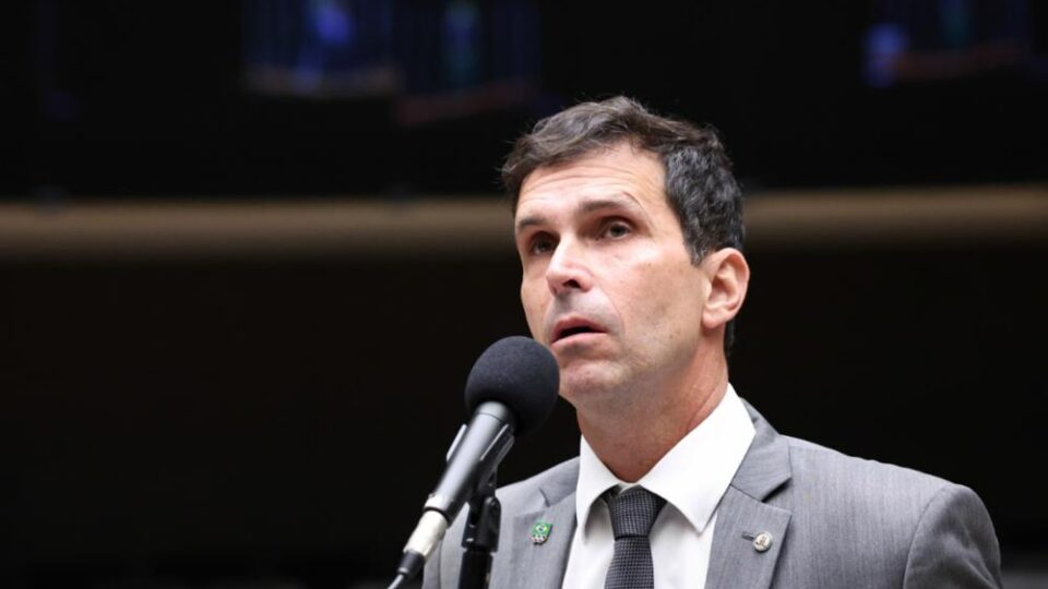 Deputado ataca Centrão por votos no Conselho de Ética; assista