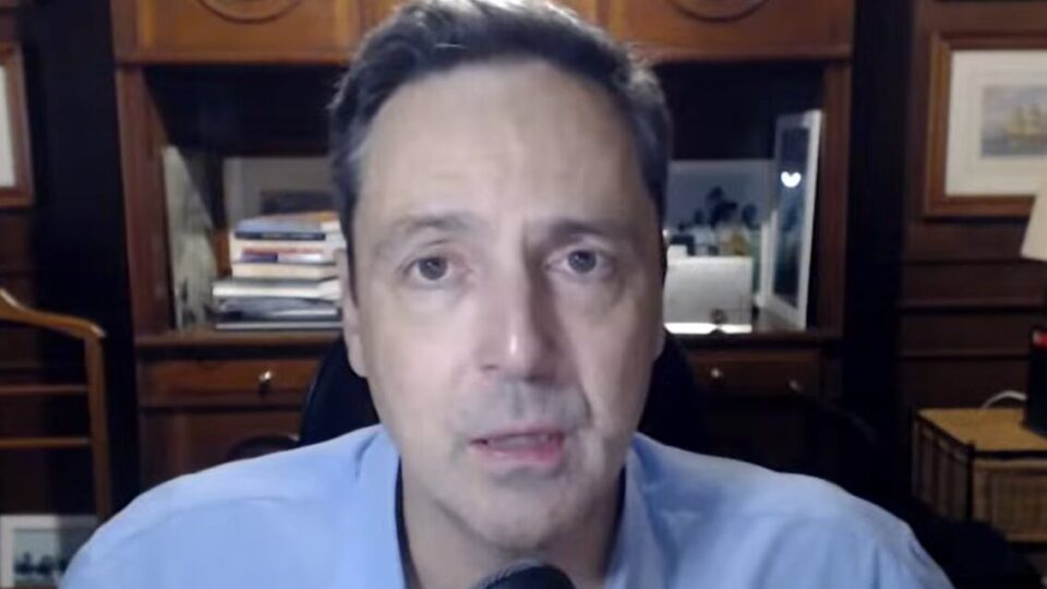 “Entreguista”, Lula negocia sobrevida política com Trump, diz deputado; assista