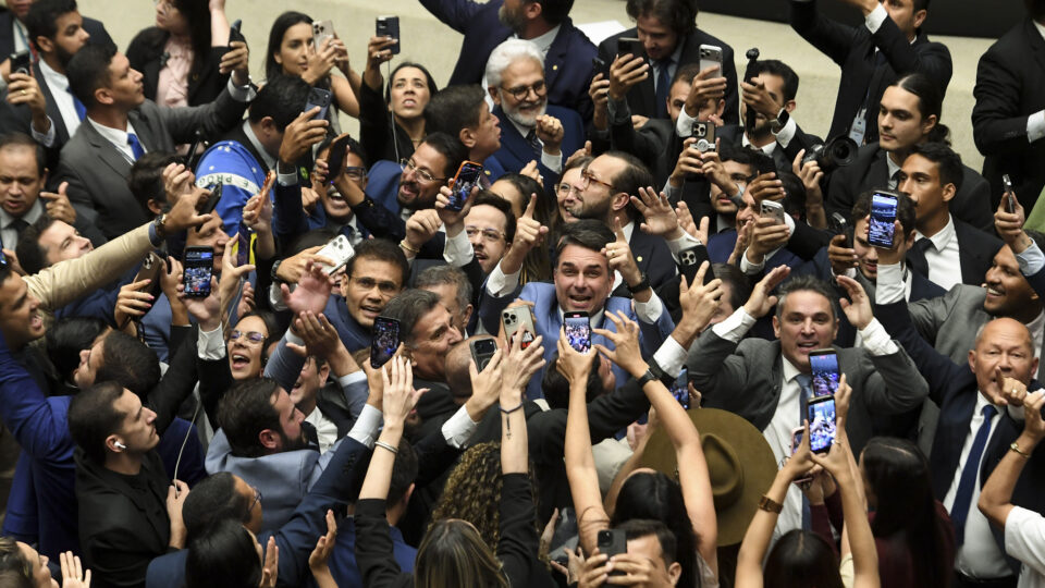 Flávio Bolsonaro acusa Moraes de “canetada” e PT celebra suspensão da Lei da Dosimetria