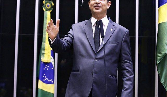 PL tenta enquadrar esquerda com apoio a escala de trabalho 4×3