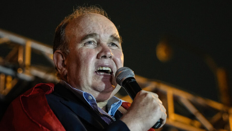Quem é o “Trump do Peru”, que alega fraude e tenta anular eleição presidencial