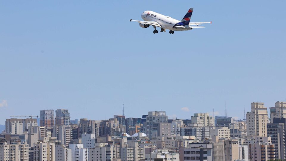 Fim da escala 6×1 inviabilizaria voos internacionais, diz CEO da Latam