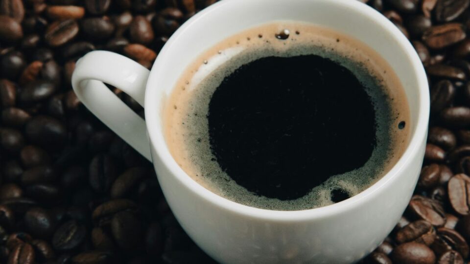 Café pode melhorar humor, memória e sono, mesmo sem cafeína