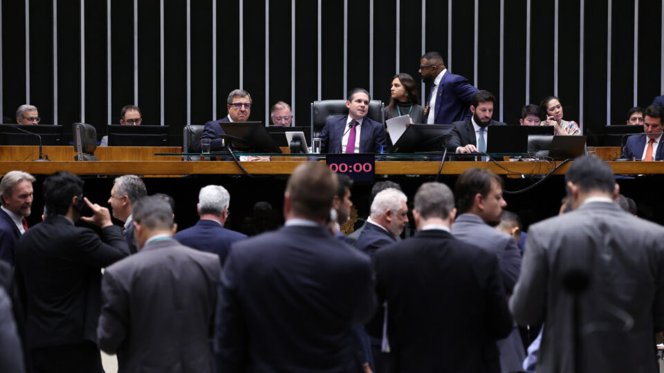 Câmara aprova projeto sobre minerais críticos na véspera de reunião entre Lula e Trump