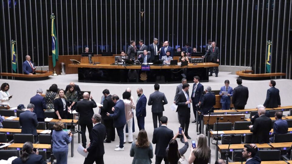 Câmara aprova regra que afrouxa punições a partidos com contas rejeitadas