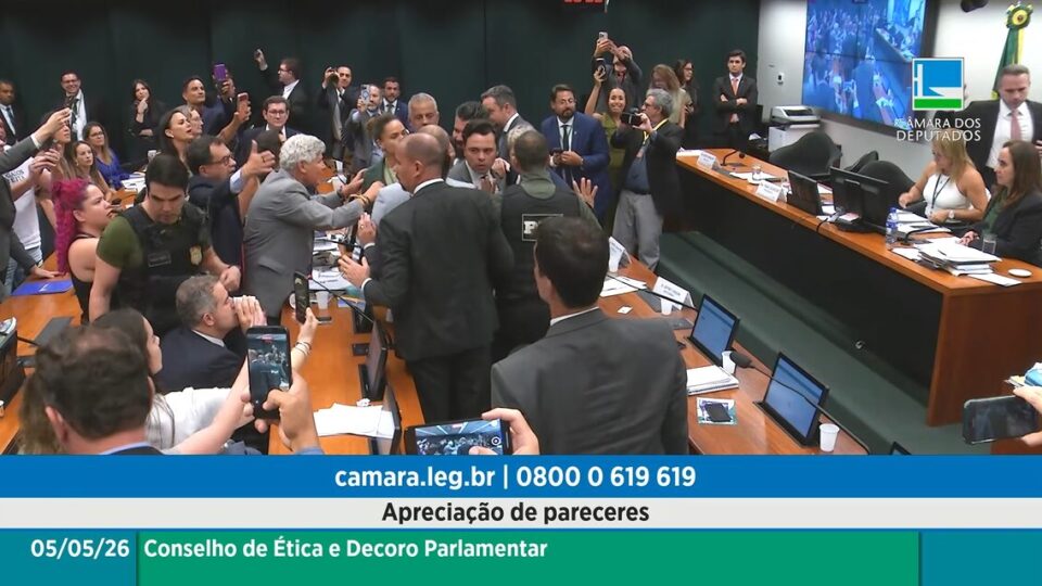 Bate-boca, ameaça de expulsão e polícia: confusão marca sessão que aprovou punição a deputados; assista