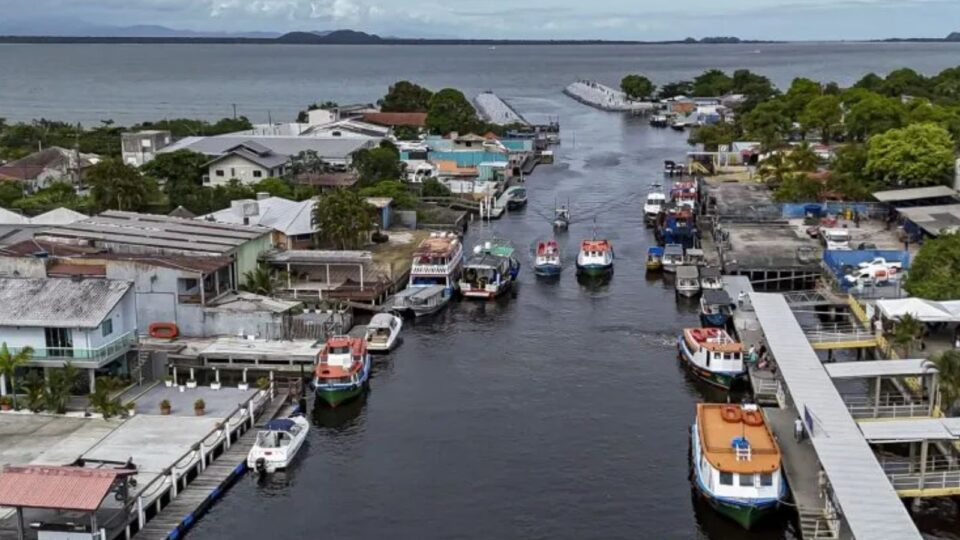 Construções com irregularidades ambientais e urbanísticas são demolidas na Ilha do Mel
