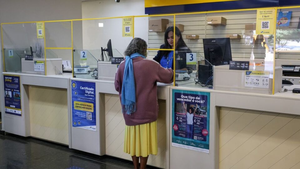 Governo libera Correios para vender seguros e chips de celular após rombo bilionário de R$ 8,5 bilhões