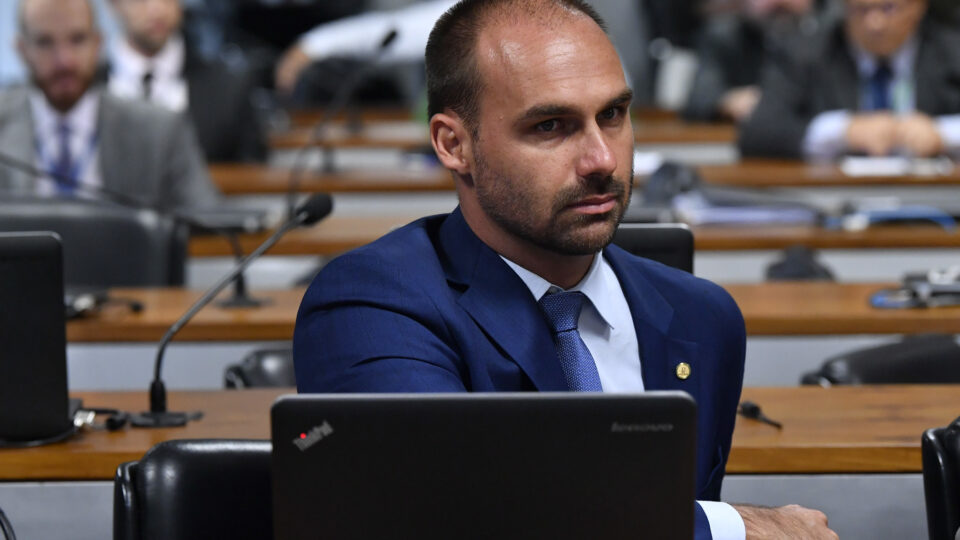 Eduardo diz que assumiu “risco financeiro” inicial de filme sobre Bolsonaro, mas nega gestão