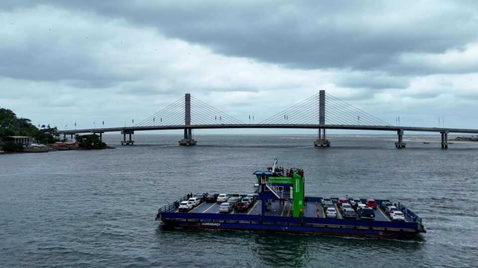 Terceira maior ponte sobre o mar do país entra em operação e desativa ferry-boat histórico