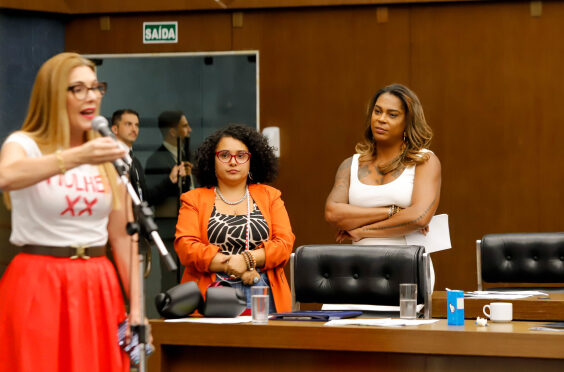 Vereadora precisa de escolta após aprovação de PL que proíbe trans em competições femininas