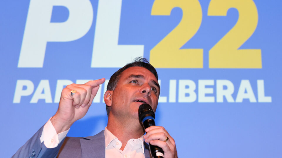 Flávio reorganiza comunicação e intensifica agenda com aliados