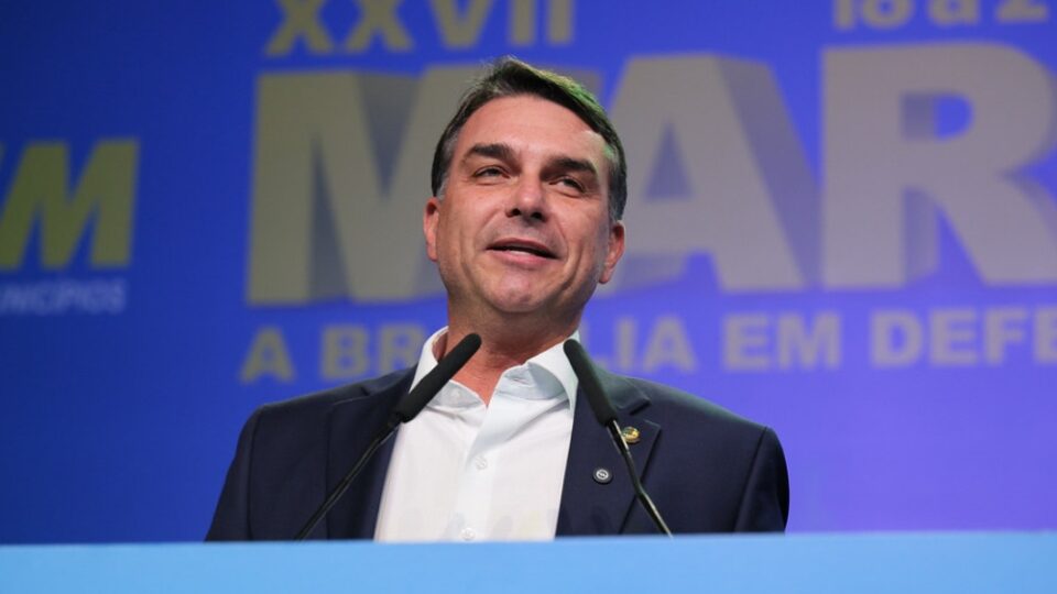 Novo marqueteiro e transparência: como Flávio quer se recuperar