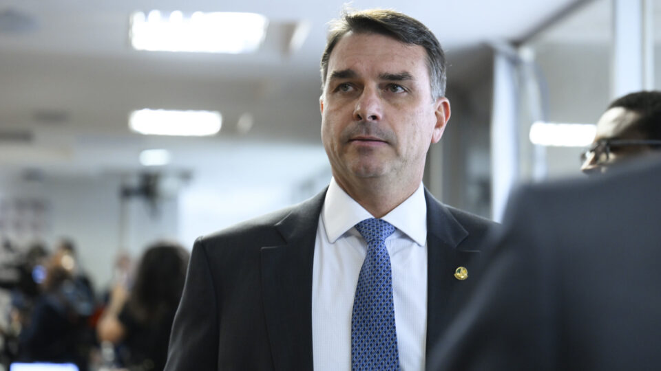 Flávio articula viagem aos EUA para reforçar aliança da direita com Trump