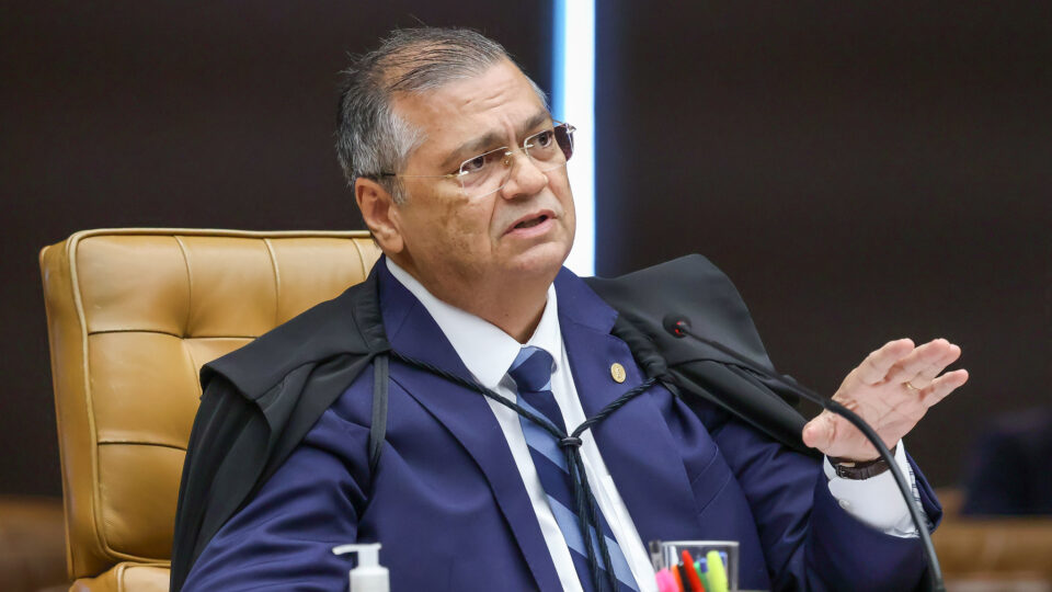 Dino relata ameaça de morte por funcionária de companhia aérea e faz apelo