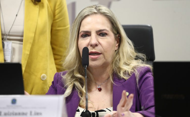 Comissão debate escala 6×1 e jornada exaustiva como formas de violência contra a mulher