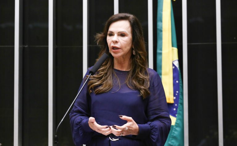 Comissão mista aprova aumento de 5,4% no piso salarial dos professores