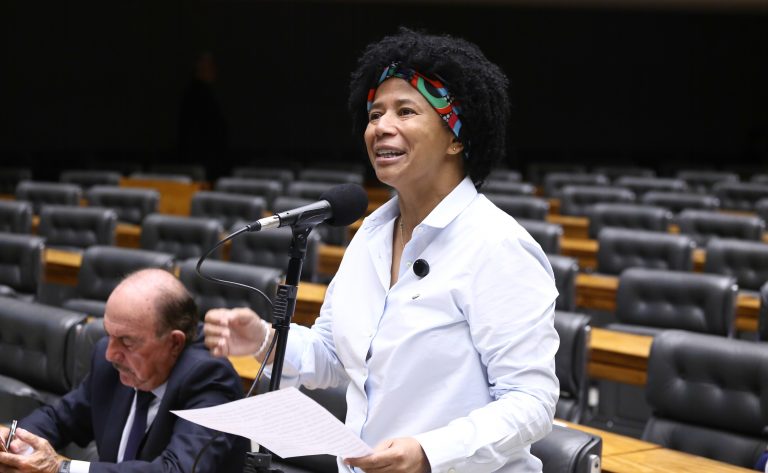 Comissão aprova projeto que prevê acesso a tecnologias assistivas pelo SUS para pessoas com deficiência