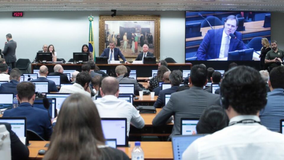 Votação de redução da maioridade penal para 16 anos é adiada na CCJ da Câmara