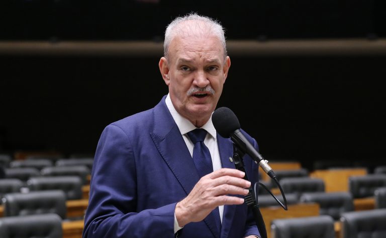 Comissão aprova projeto de lei que atualiza leis para incluir o termo transtorno do espectro autista