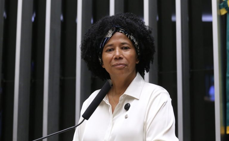 Comissão aprova projeto que inclui em lei a oferta de óculos e próteses oculares pelo SUS
