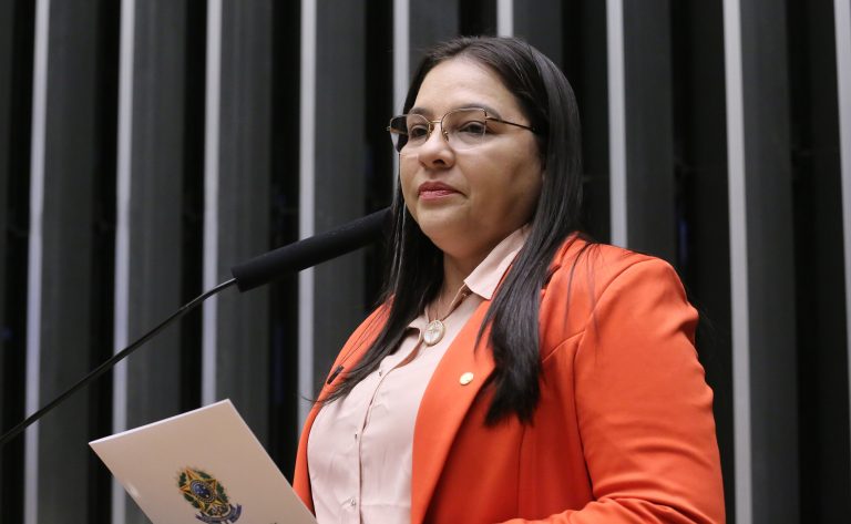 Comissão aprova projeto que proíbe crianças e adolescentes de divulgarem jogos de azar
