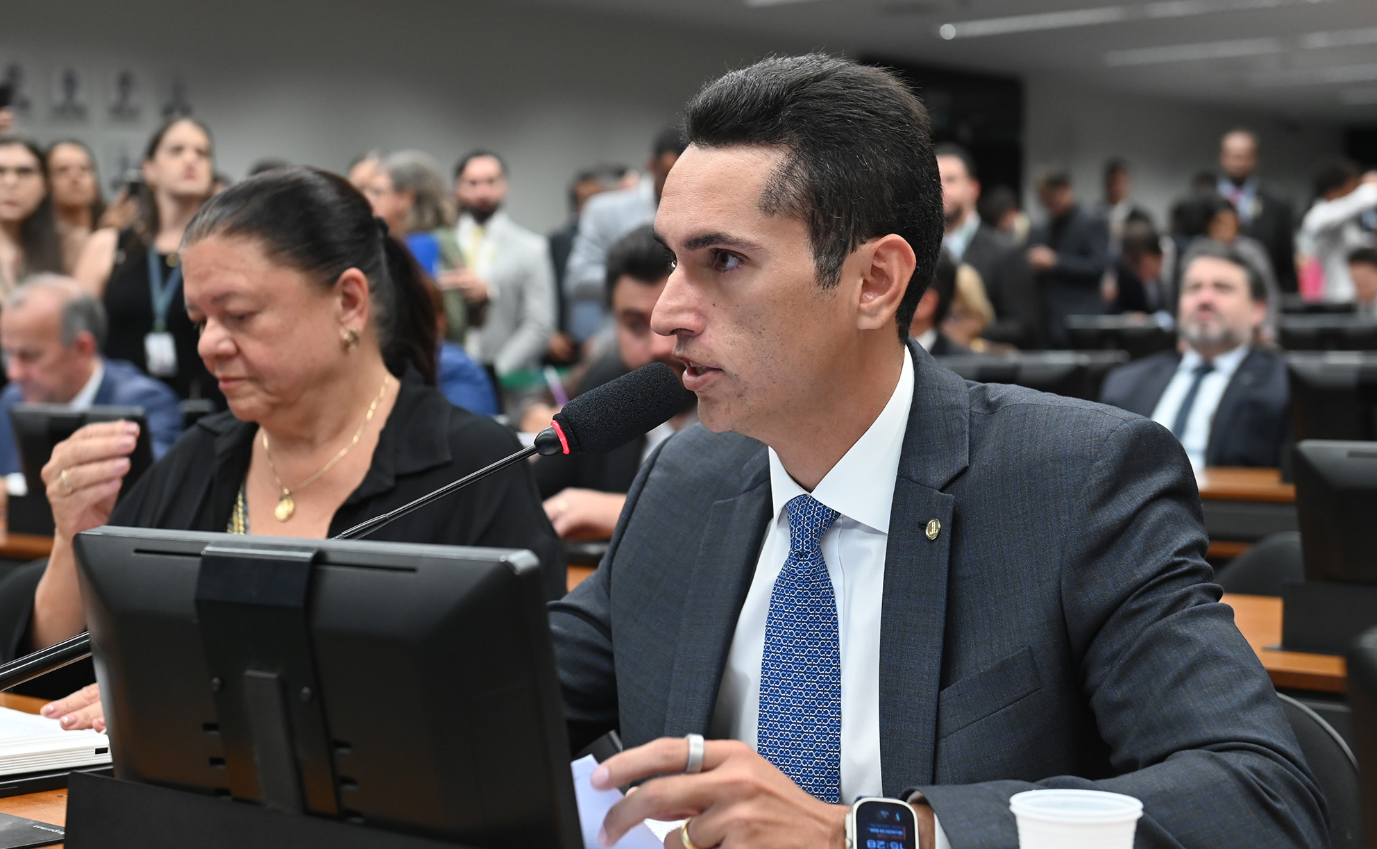 Comissão aprova admissibilidade de PEC que dá autonomia à AGU e procuradorias