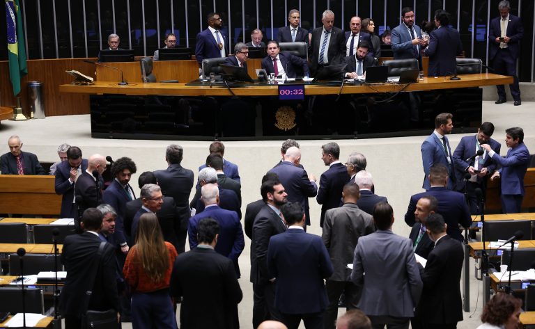 Câmara pode votar hoje projetos sobre crimes sexuais, fertilizantes e transporte público