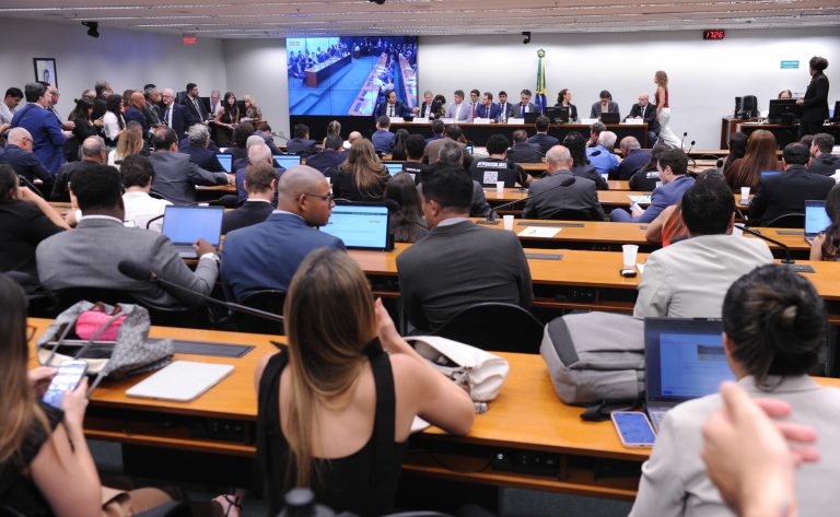 Comissão analisa parecer sobre a PEC que propõe fim da escala 6×1; assista