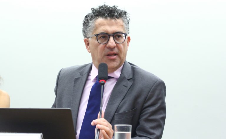 Escala 6×1: falta decidir se haverá compensação para empresas, diz presidente da comissão