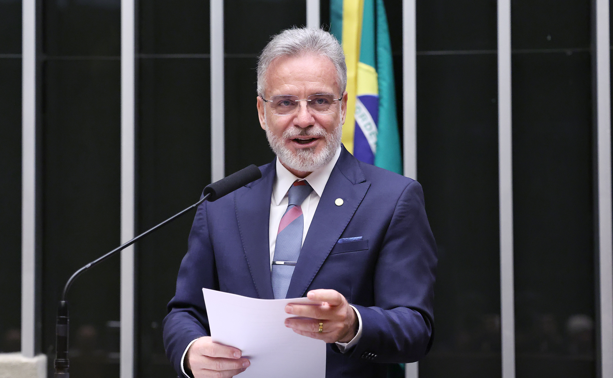 Comissão aprova uso de tributo sobre combustíveis para baratear passagem de ônibus
