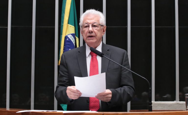 Repasse de recursos de Vorcaro a Flávio Bolsonaro reforça pressão por CPI do Banco Master