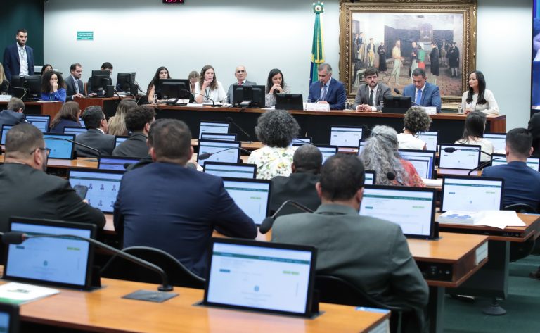 CCJ adia análise de propostas que reduzem a maioridade penal para 16 anos