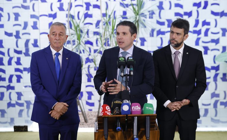 Motta quer votar o fim da escala 6×1 no Plenário na próxima semana