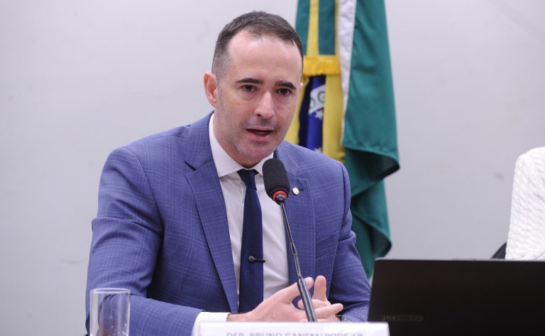 Novas regras para fundos de previdência de servidores dividem opiniões em debate na Câmara