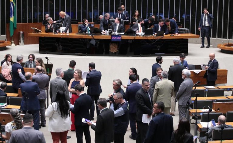 Câmara aprova novo método de reajuste do piso salarial do magistério público da educação básica; acompanhe