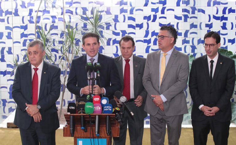 Hugo Motta anuncia transição de um ano para o fim da escala 6×1