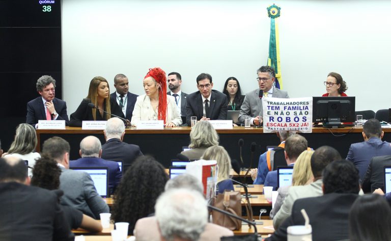 Fim da escala 6×1: relator propõe jornada de 40h semanais com transição de 14 meses; votação será nesta quarta