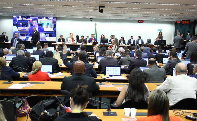 Comissão aprova texto-base da PEC que acaba com a escala 6×1
