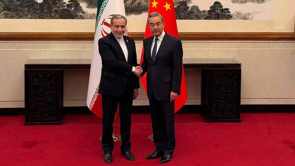 Provocação? Durante visita de Trump a Pequim, Irã permite trânsito de navios da China por Ormuz