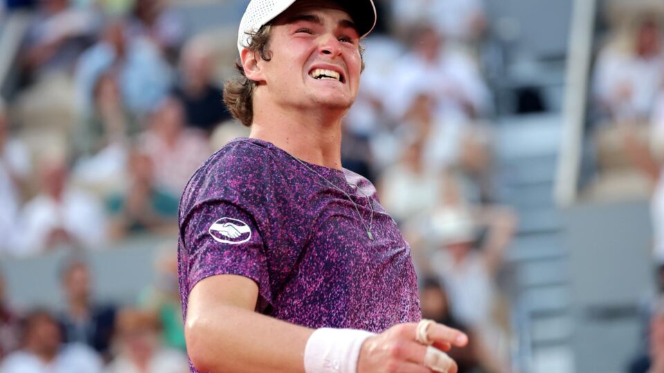 Brasileiro João Fonseca faz história e supera Djokovic em jogo épico no Roland Garros