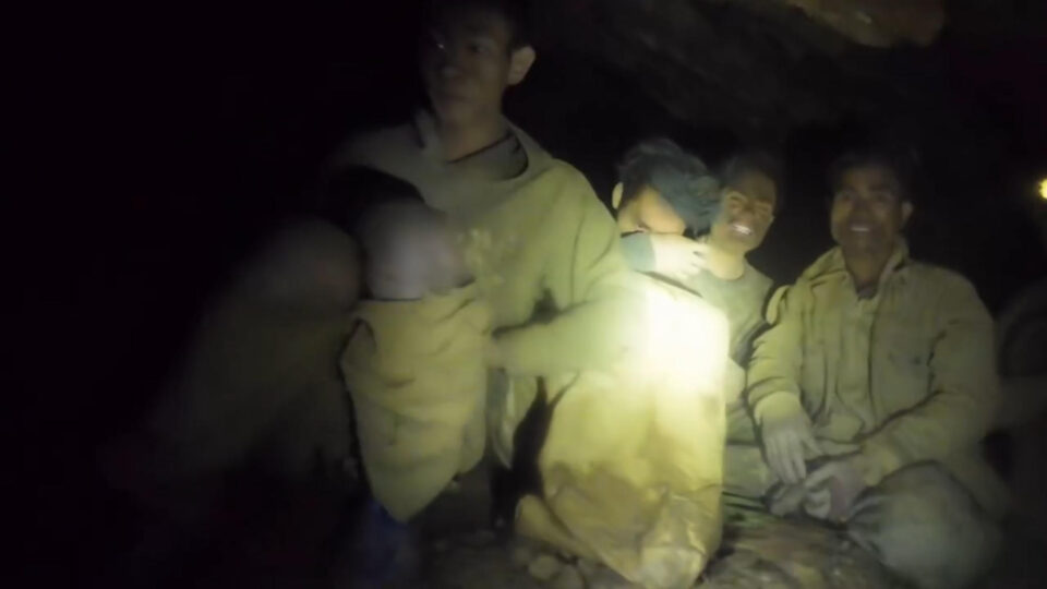 Como está sendo a missão para resgatar homens que ficaram presos em caverna no Laos