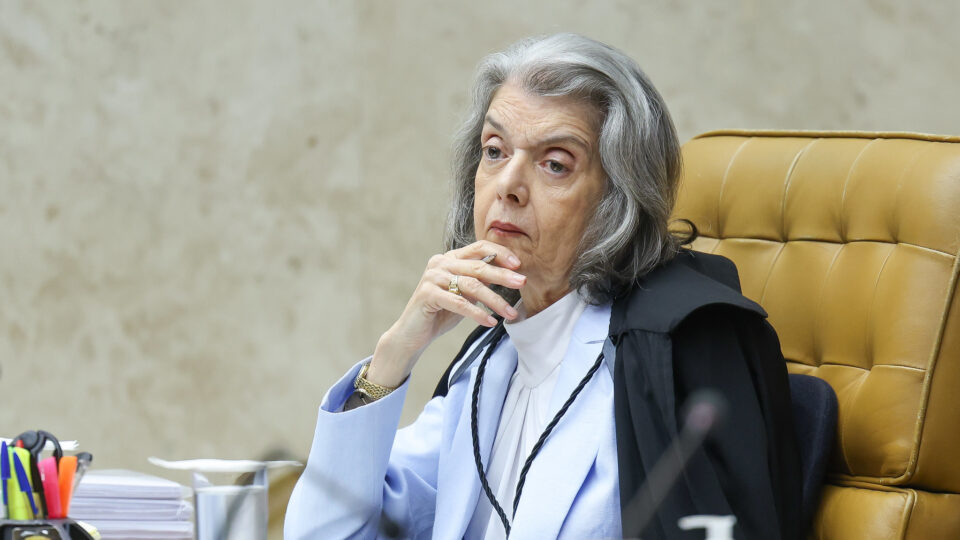 Cármen Lúcia trava decisão sobre mudanças na Ficha Limpa que podem afetar eleições de 2026