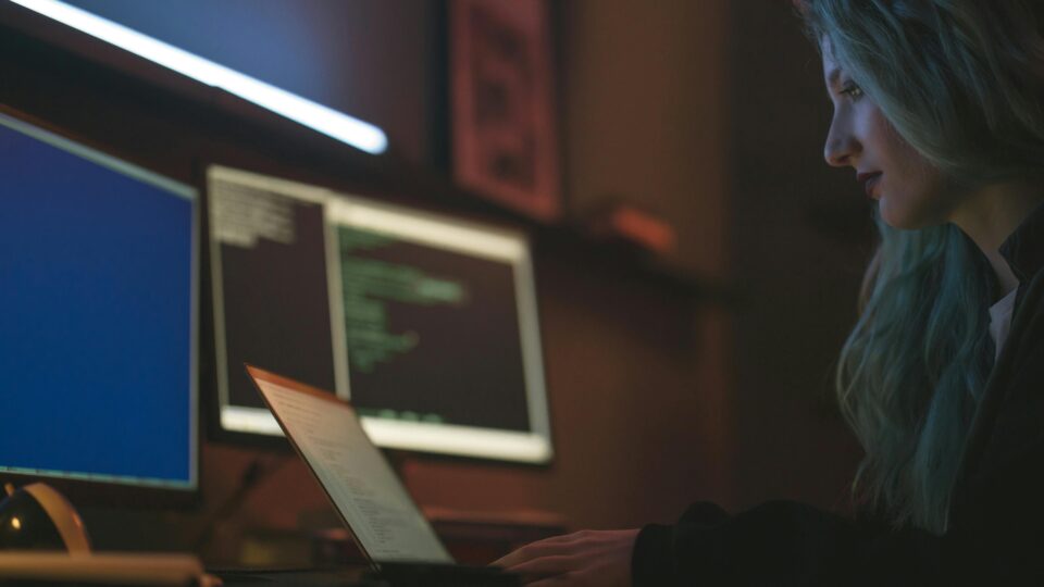 No Brasil, mulheres ainda são minoria nas áreas de TI; ações de networking e inclusão buscam corrigir estatísticas