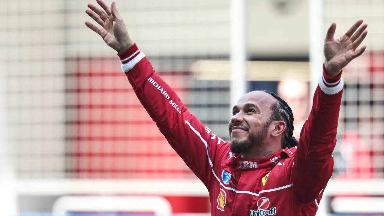 ‘Estão tentando me aposentar mas eu nem penso nisso’, diz Lewis Hamilton