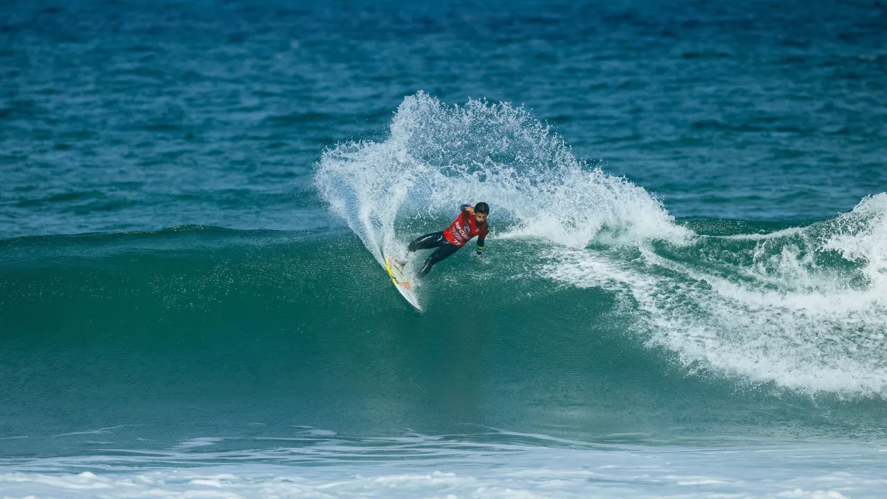 Filipe Toledo lidera show brasileiro e reencontra Medina em Raglan