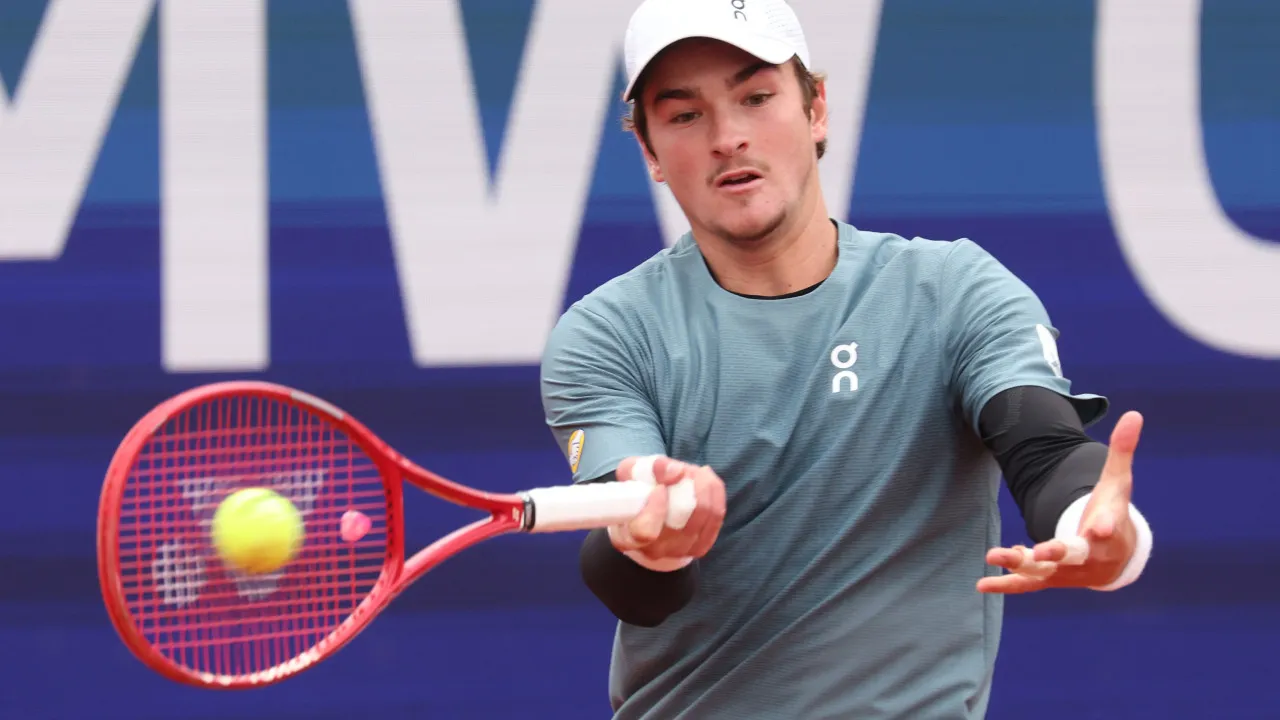 João Fonseca encara Novak Djokovic amanhã em Roland Garros