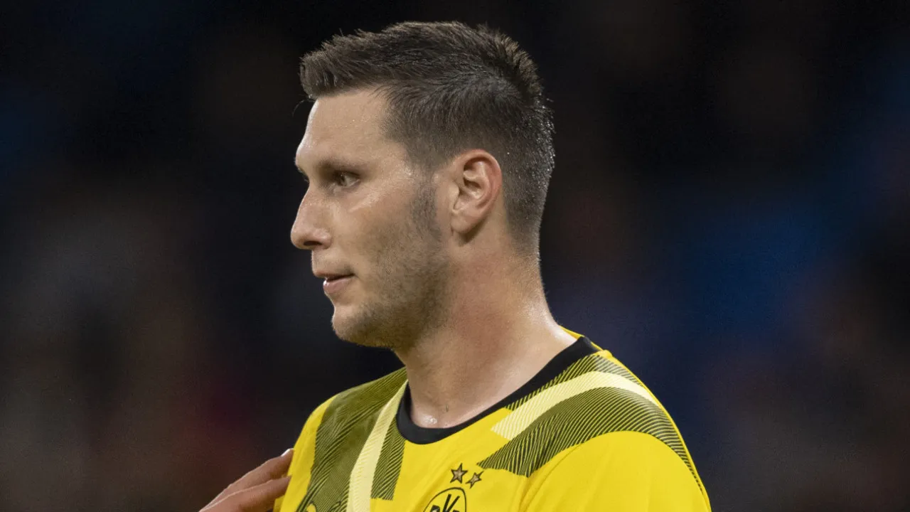 Zagueiro do Borussia Dortmund anuncia aposentadoria aos 30 anos após lesões
