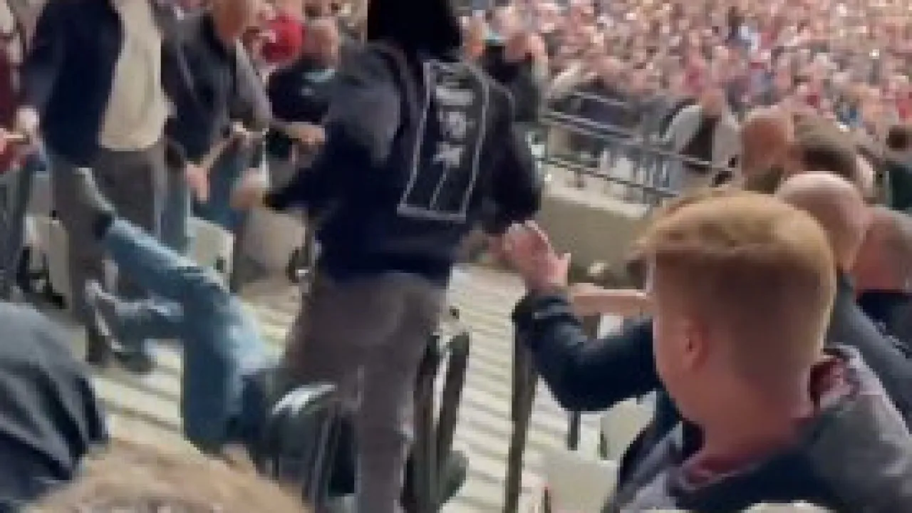 Torcedores do Arsenal são empurrados em escada após jogo em Londres; veja