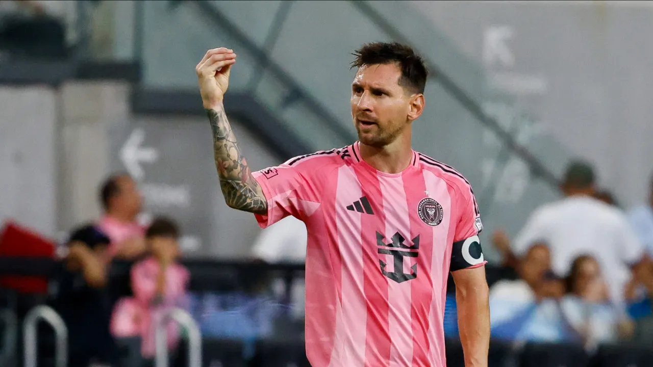 Messi tem inflamação na coxa e pode perder amistosos da seleção, diz jornal
